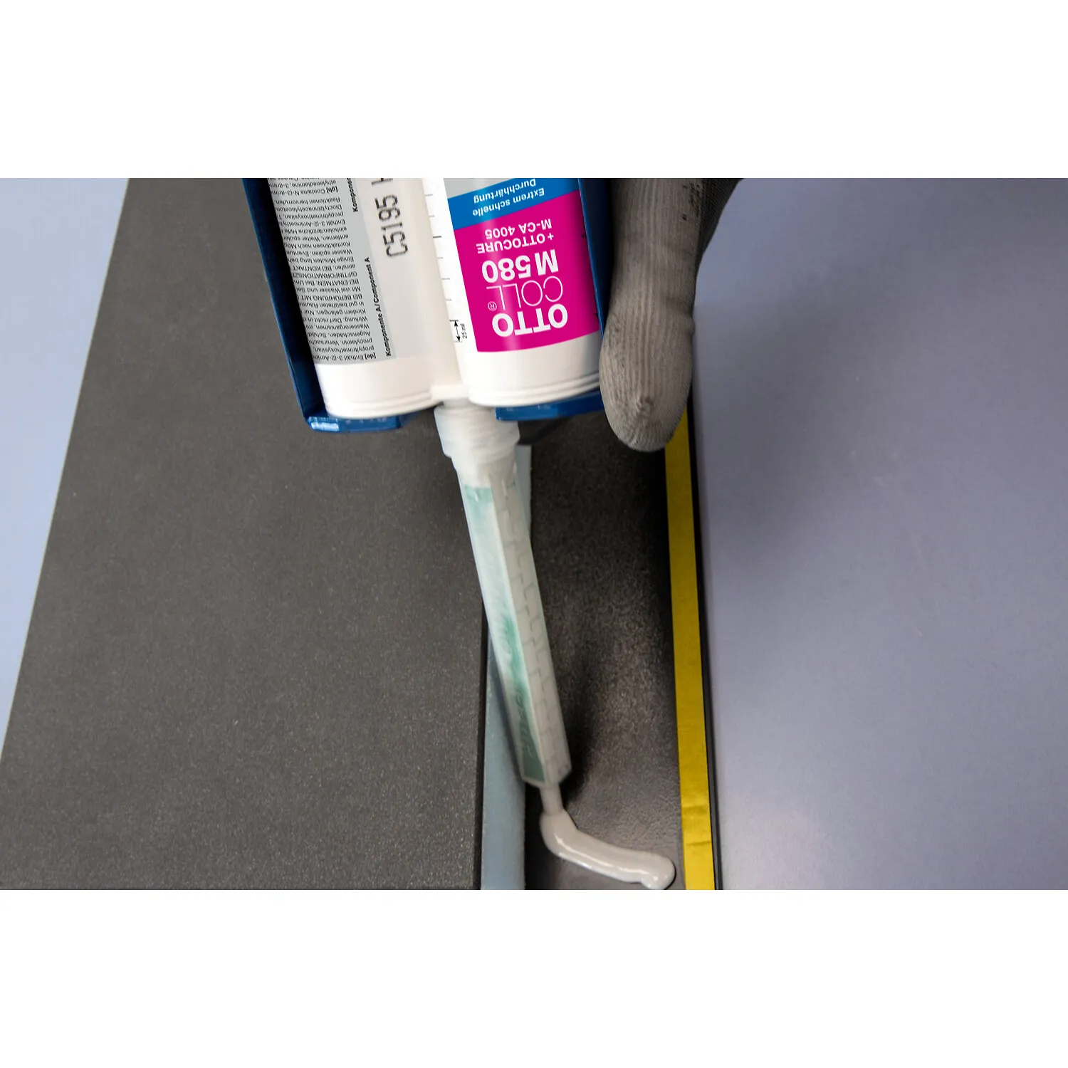 Ottocoll M580 2K Hybrid Klebstoff beim Verkleben einer flügelüberdeckenden Türfüllung