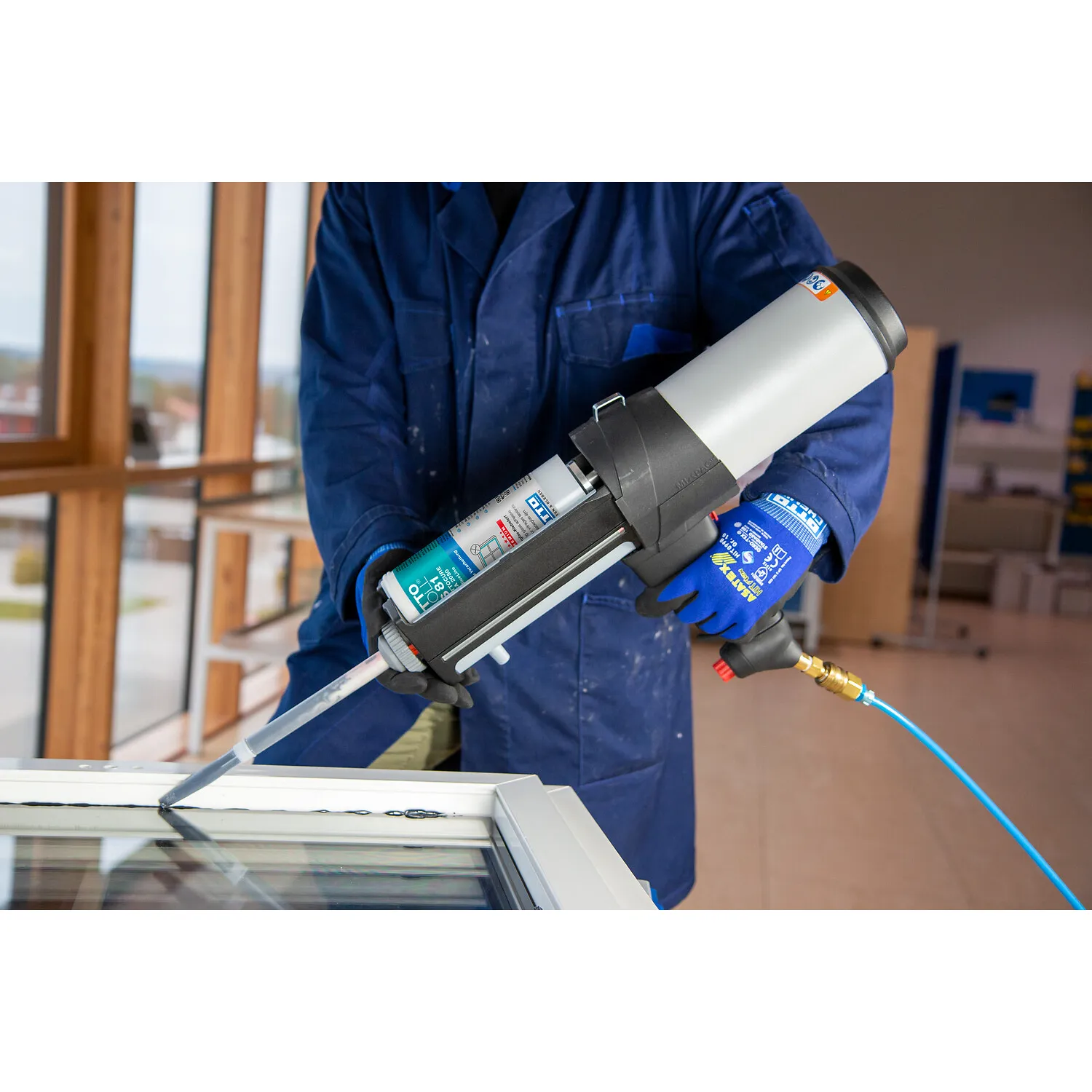 OTTO Druckluftpistole P490 DP2X im Einsatz, für 490ml Side-by-Side-Kartuschen im 2K-System