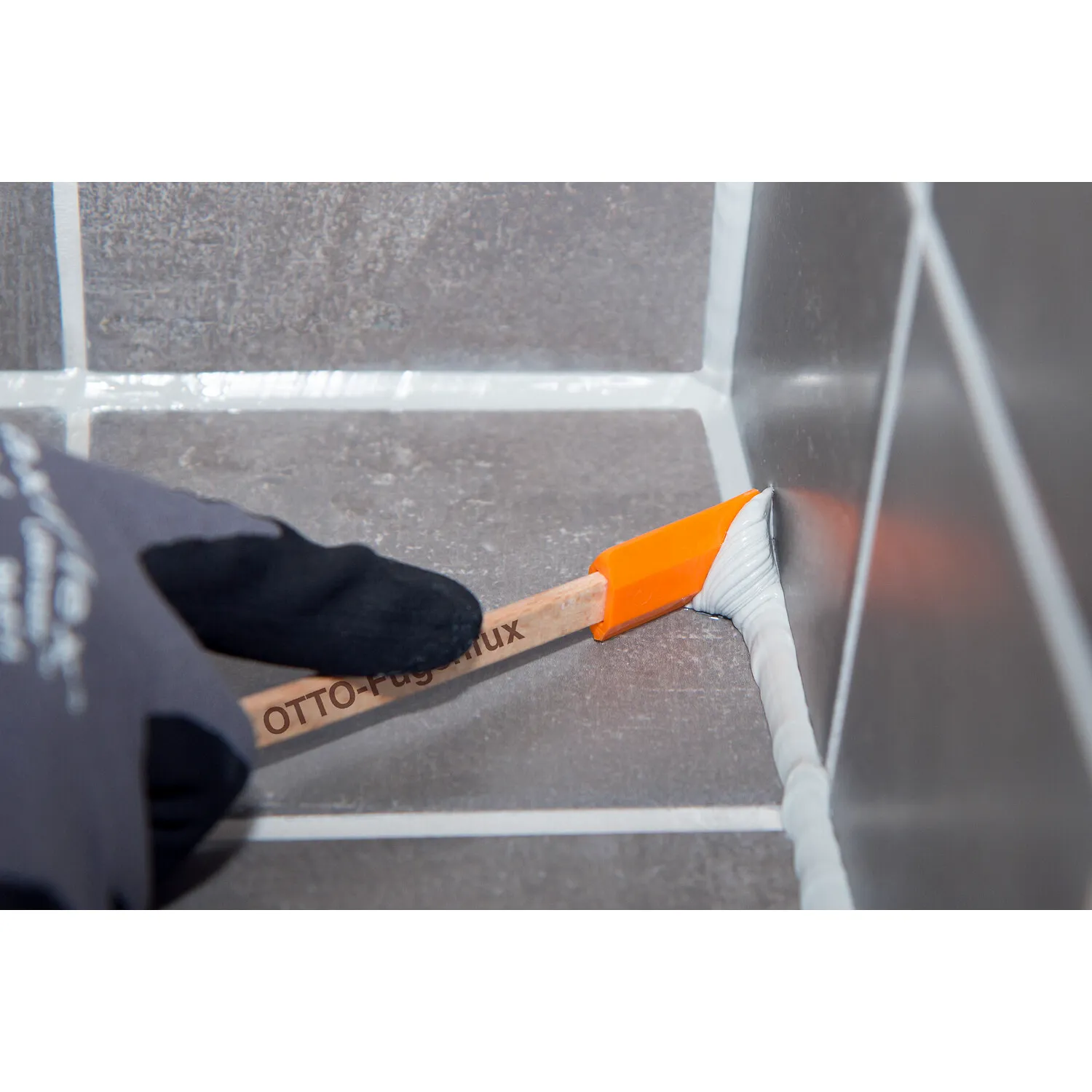 OTTO Fugenfux Multi Silikonabzieher in Anwendung, Multitool zum Glätten von Fugen