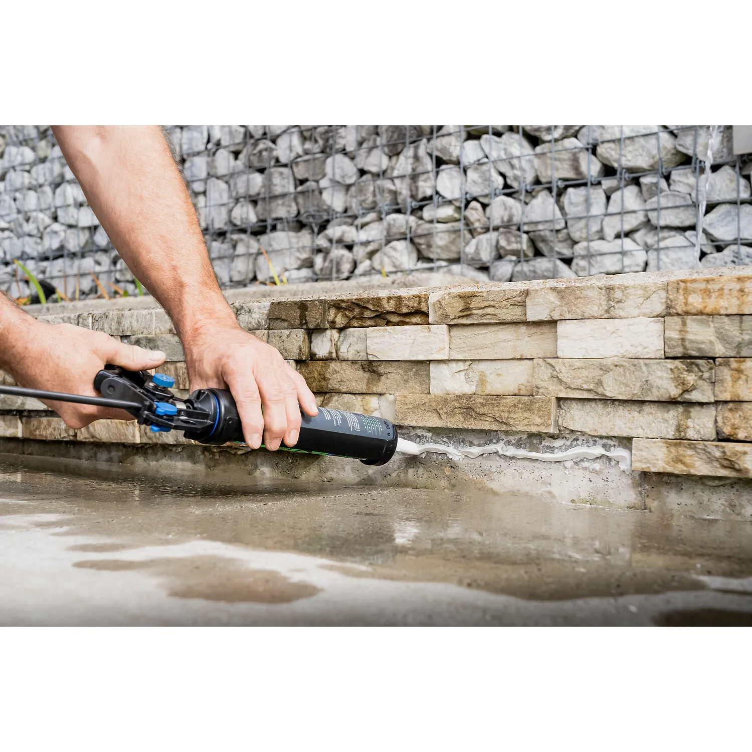 Ottocoll M560 Metall-Kraftkleber beim Verkleben von Naturstein und Metall