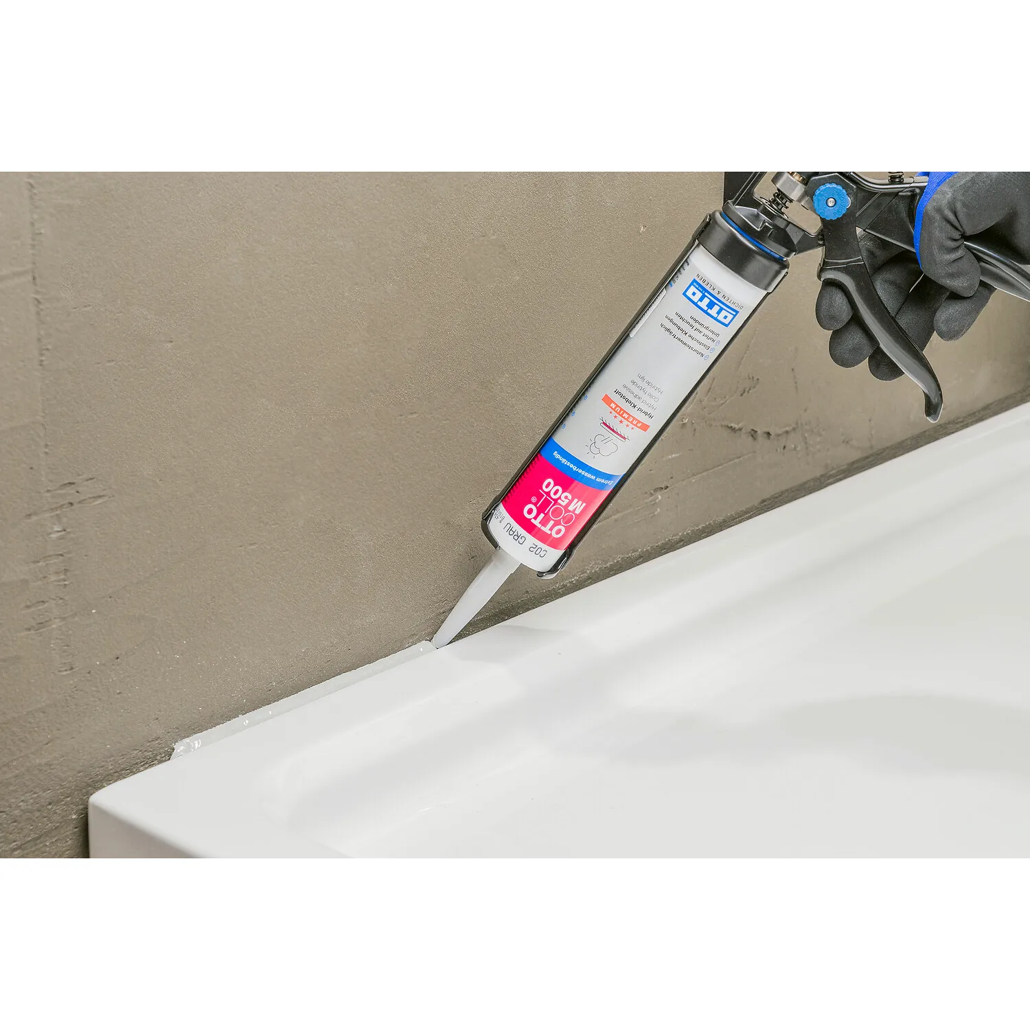 Ottocoll M500 Hybrid-Klebstoff beim Befestigen einer Duschwanne im Sanitärbereich